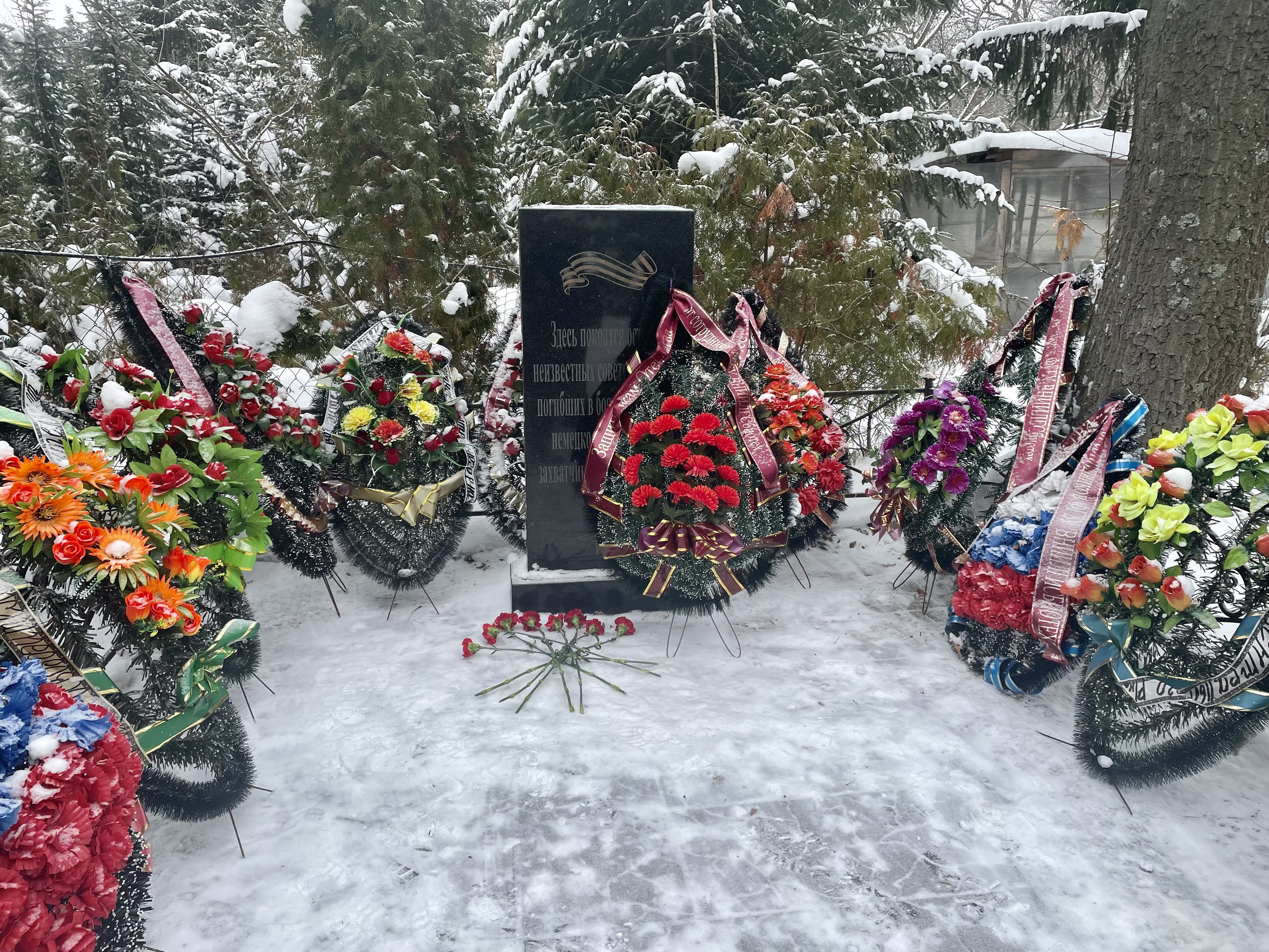 Возложение цветов к могиле неизвестного солдата в честь Дня освобождения  города Воронежа.